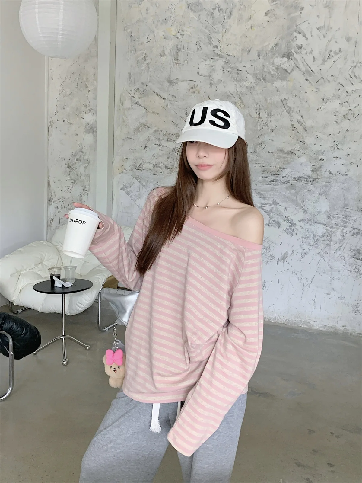 Neues Damen-Herbst-Oberteil: Locker geschnittenes, gestreiftes Off-Shoulder T-Shirt für Studentinnen – Langärmliges Oberteil mit schrägem Schulterdesign für Mädchen und Frauen, lässiges Basic-Shirt – Detail 8