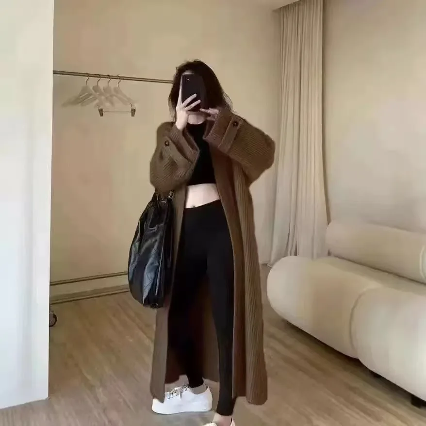 

Длинный кардиган массивной вязки. Обеспечивает комфорт оверсайз и тепло в этой стиле, длиной до пыли.