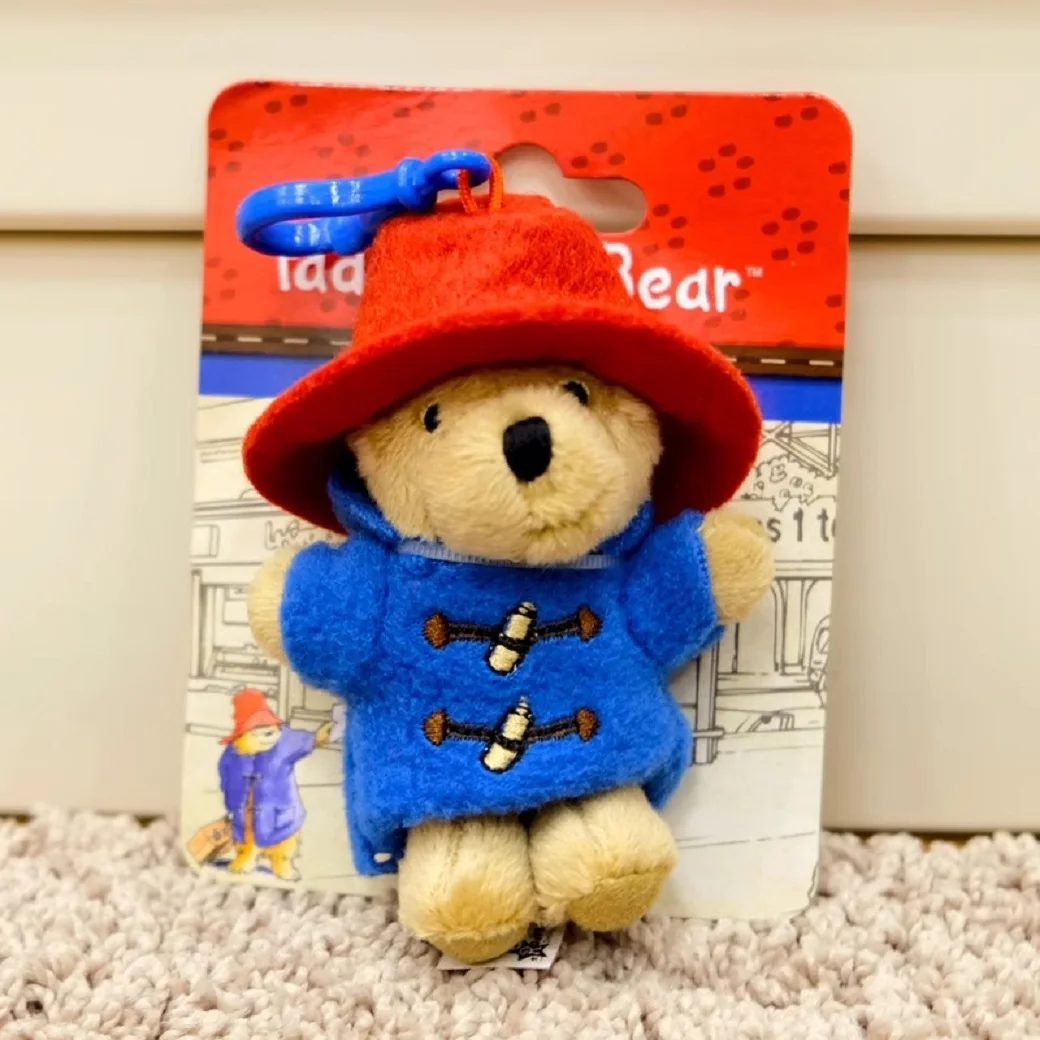 Figura de acción de oso pattine de dibujos animados de 10CM, plato con lazo, muñeco de peluche, colgante, bolsa de regalo de vacaciones para niños, decoración, llavero bonito