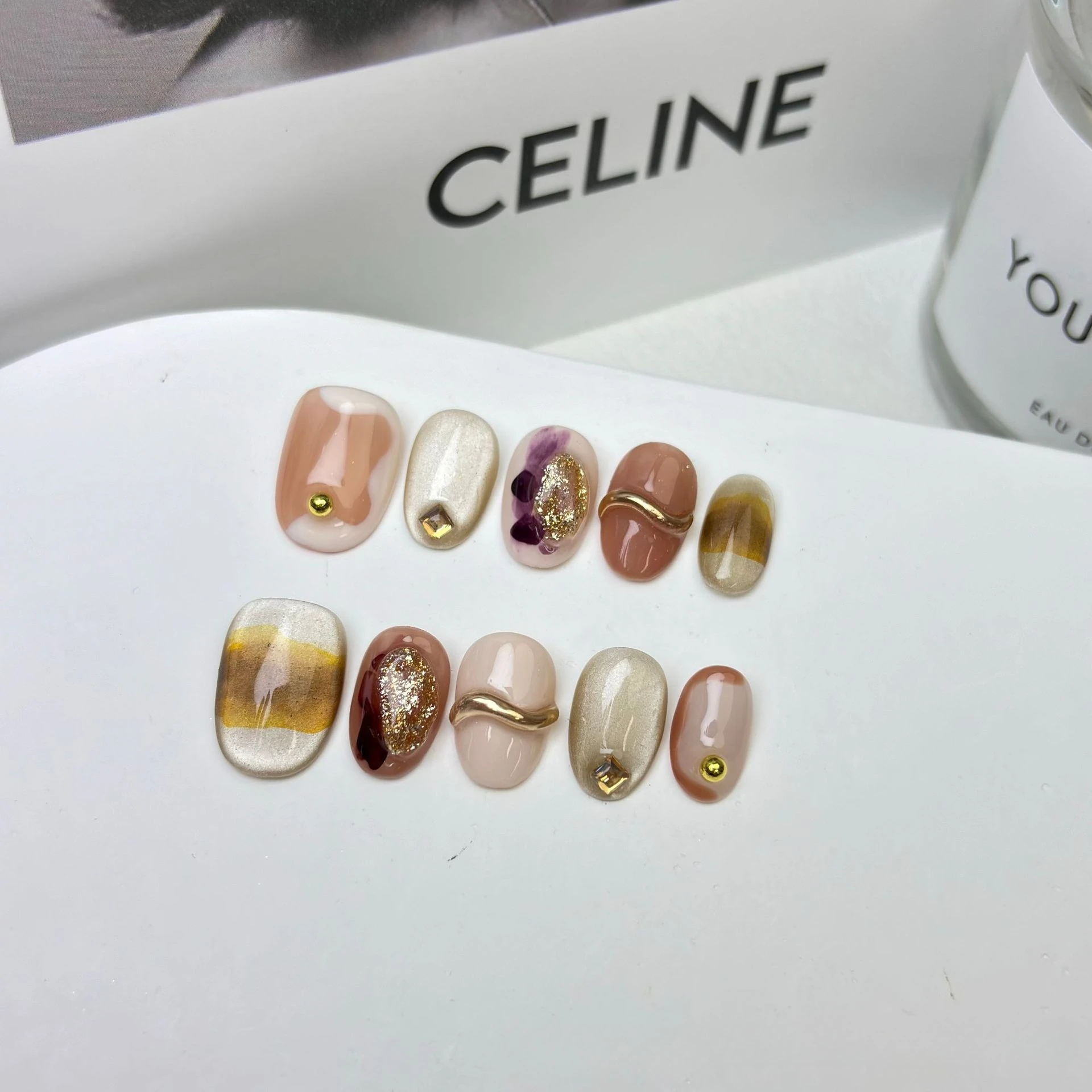 10PCS Glitter Powder Short Oval Handmade Press on Nail Glossy Nude Cat Eye with Golden Decor French Fake Nails Wearable Nail Set