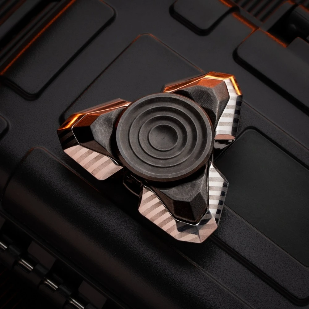 NOVO EDC Night Hawk Armor Opening Tri-Leaf Tactile Mechanical Metal Fingertip Rotating Stress Relief Toy