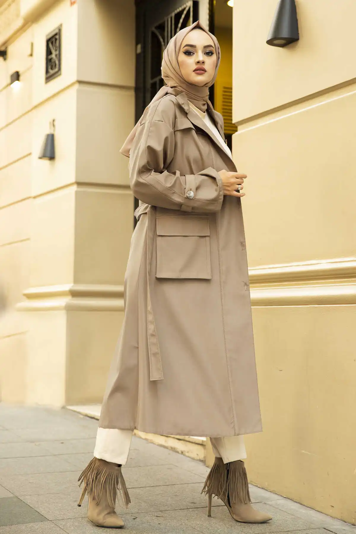 Dettaglio tascabile Hijab Trench visone