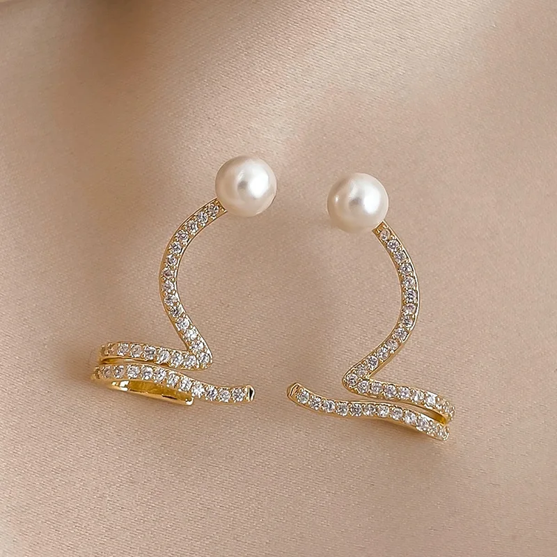 Simple pearl-set diamond snake-shaped earclip earrings, integrated fashion, light luxury, niche temperament, high-end earrings