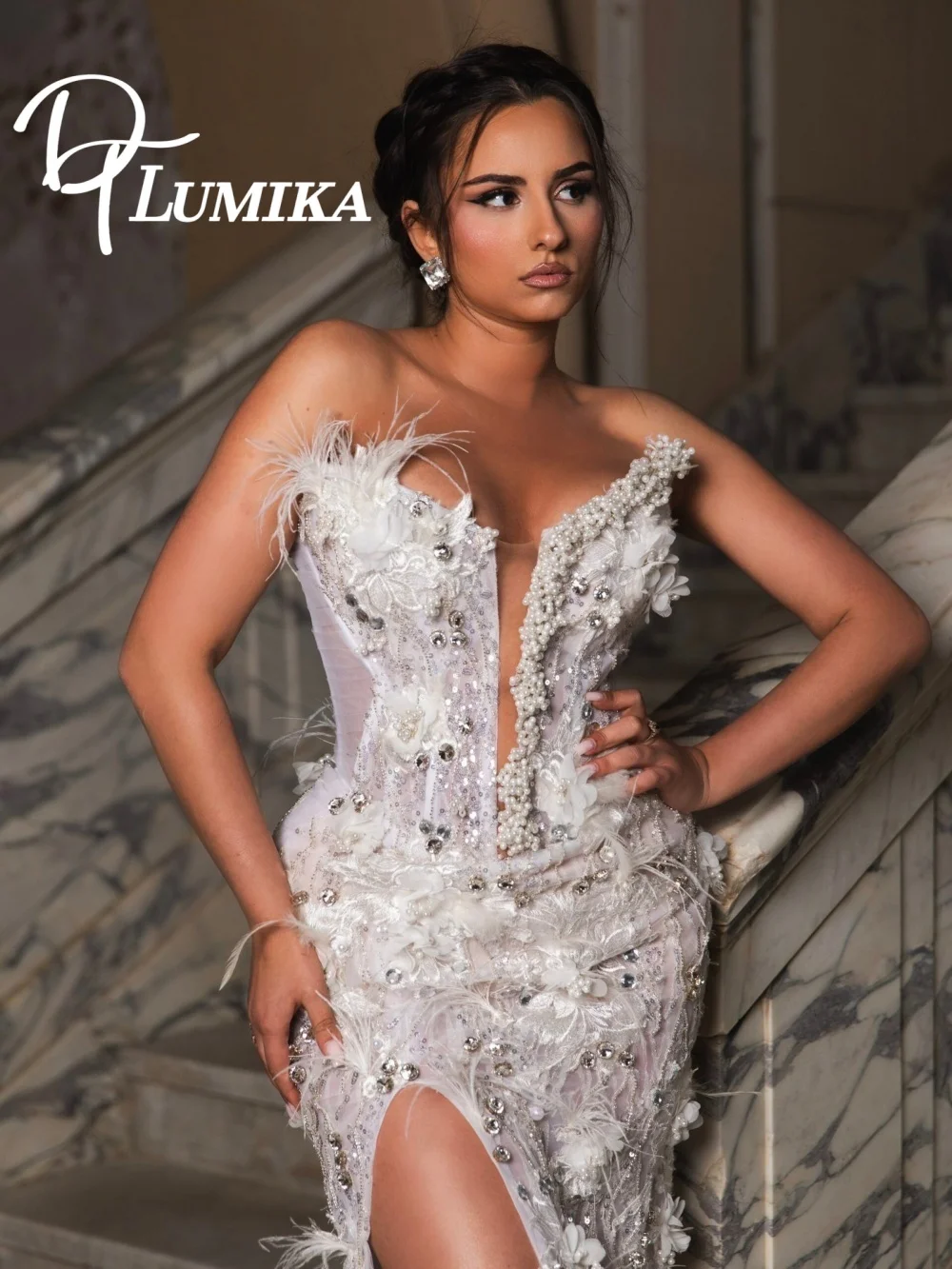 Glamorous Strapless Feather-Embellished Wedding Dress 2026 Romantic High-Slit Bridal Gown Chic Strapless Sheer Floor-Length Brid