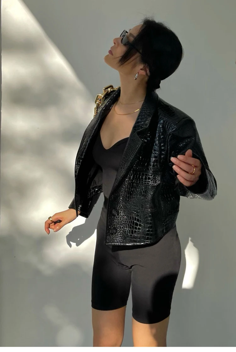 Lautaro Spring Autumn Short Cool Stylish Shiny Reflective Crocodile Print Patent Pu Leather Jacket Women Runway Fashion 2023