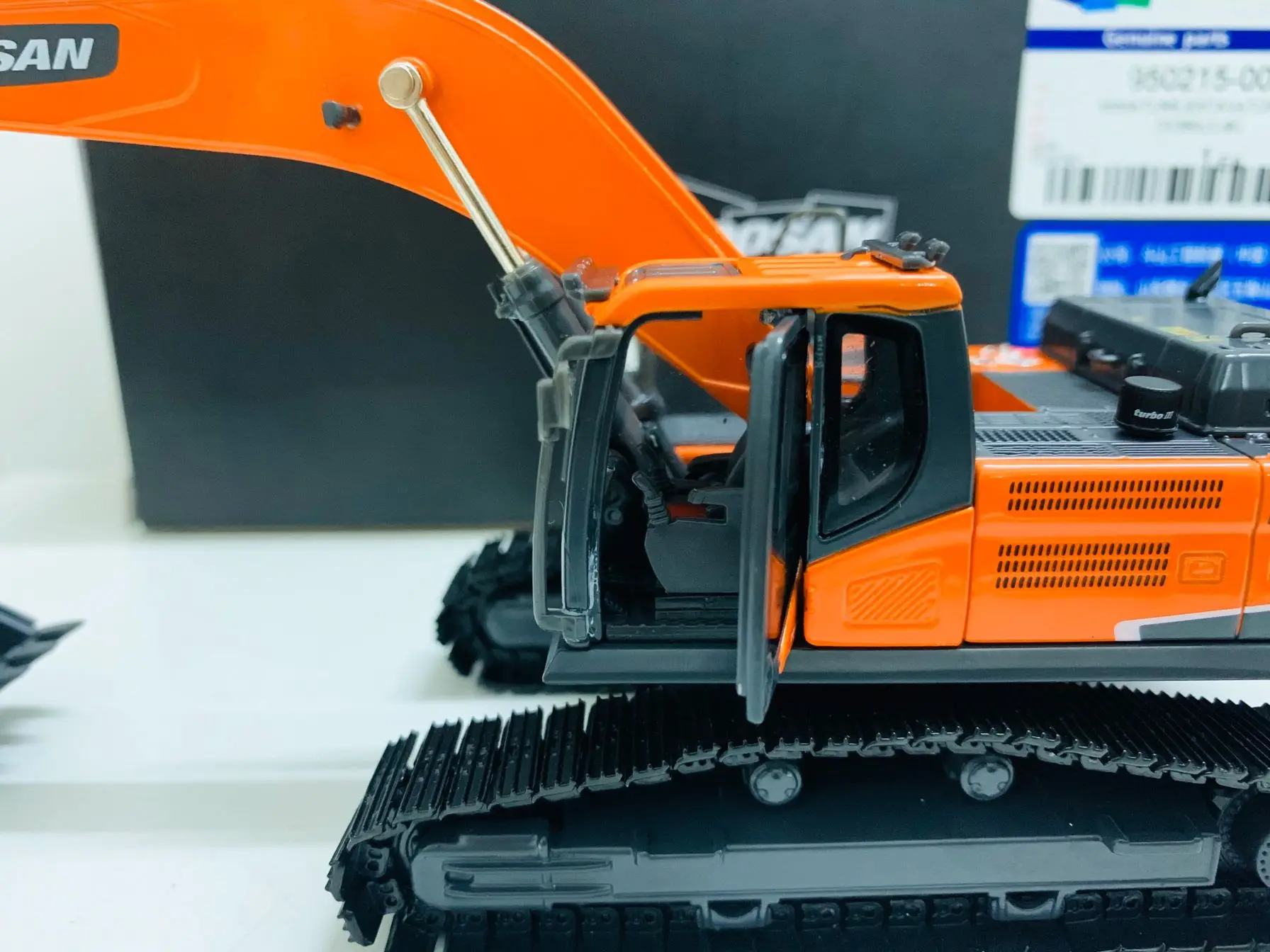 Doosan DX380LC Crawler Excavator 1/50 Scale Die-Cast Model New in Original Box