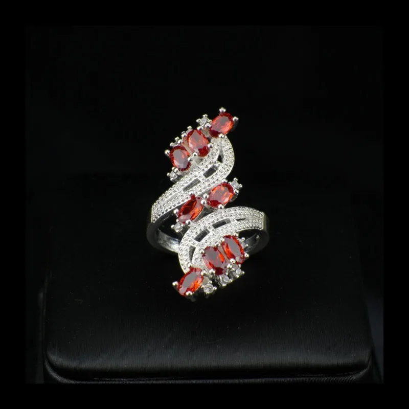 

Роскошное красное кольцо с цветным драгоценным камнем и гранатом, элегантное тонкое кольцо на указательный палец, новогоднее вечернее платье с аксессуарами