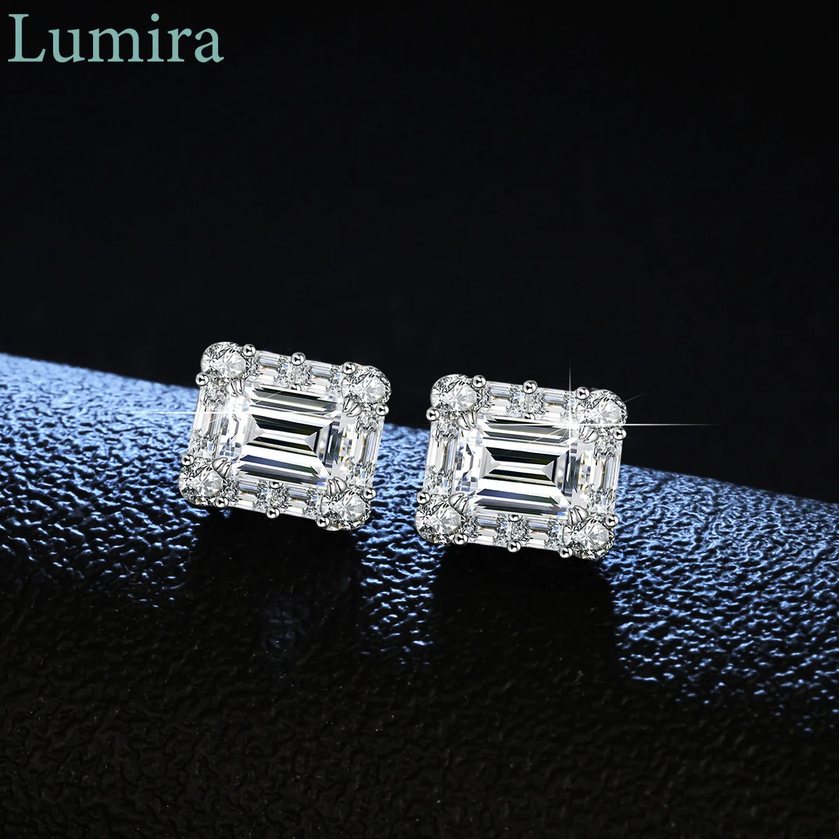 

Сверкающие прямоугольные платиновые свадебные серьги Lumira PT950 для женщин, четыре зубца, серьги-гвоздики с изумрудной огранкой, квадратный моссанит