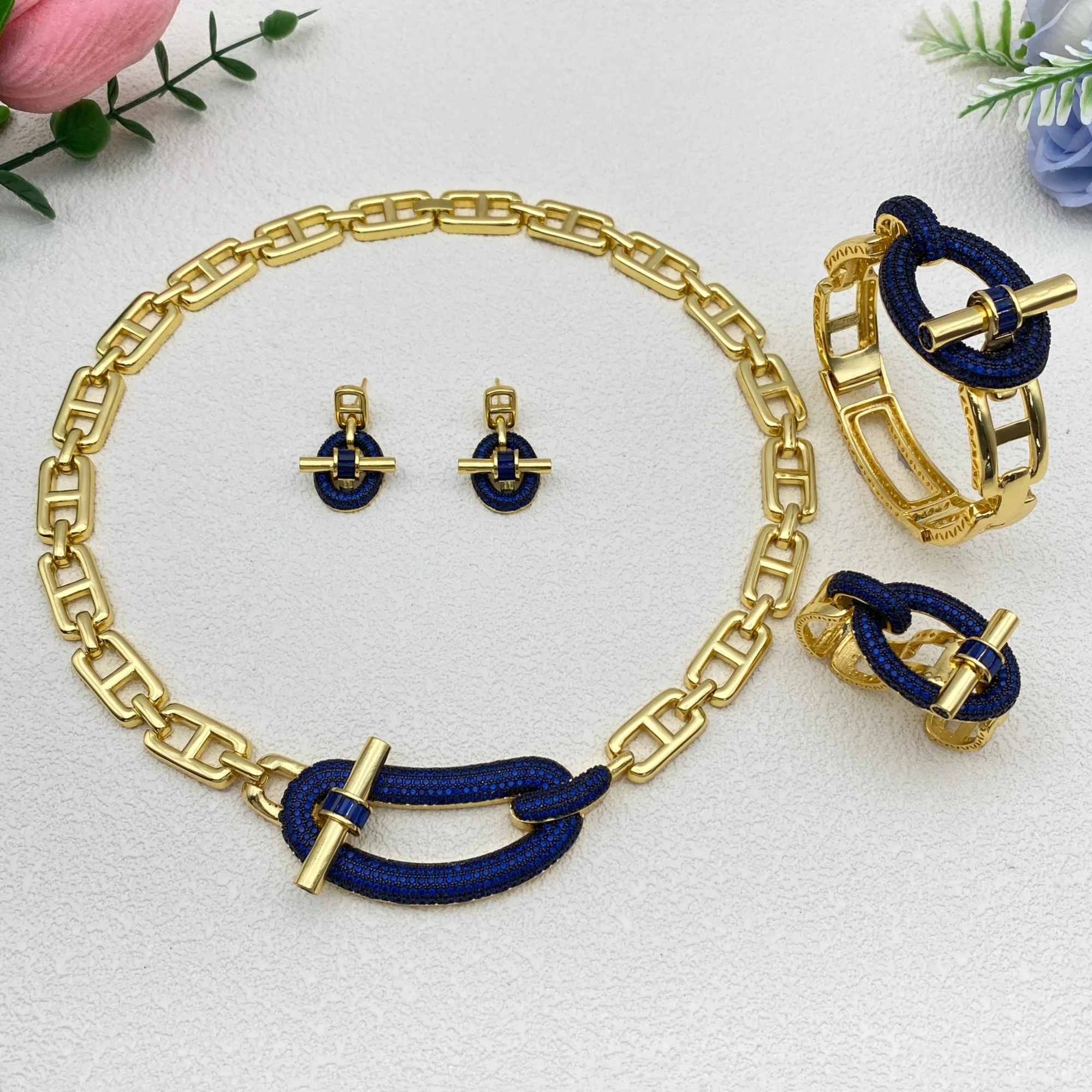 

Flora Factory A 4-piece Set of 18k Gold Plated Hollow Ladies' Jewelry in Trendy Style Featuring Blackas a Party Gift Earring Set