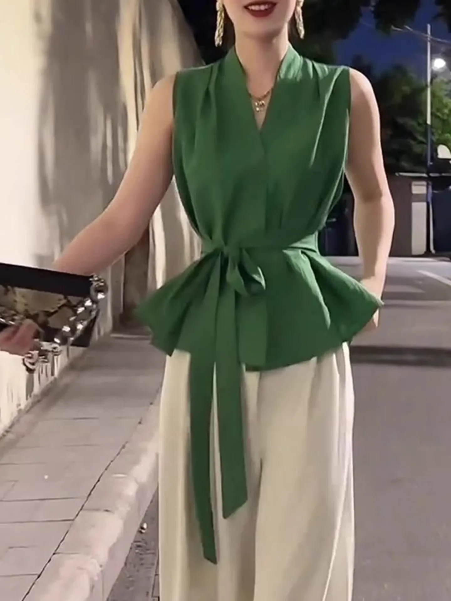 多用途のVネックデザイン、無地、ベルト付きウエスト、人気の通勤トップス、アンチエイジング、夏用、小さめシャツ、エレガントなレディースブラウス