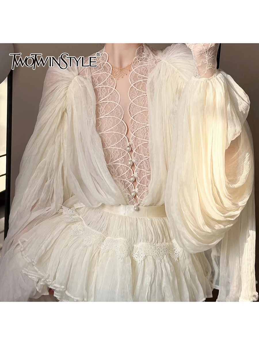 

Комплект из двух предметов TWOTWINSTYLE с жемчужными вставками: топ с V-образным вырезом и рукавами-фонариками, короткая юбка с завышенной талией, однотонный кружевной комплект для женщин, 2026