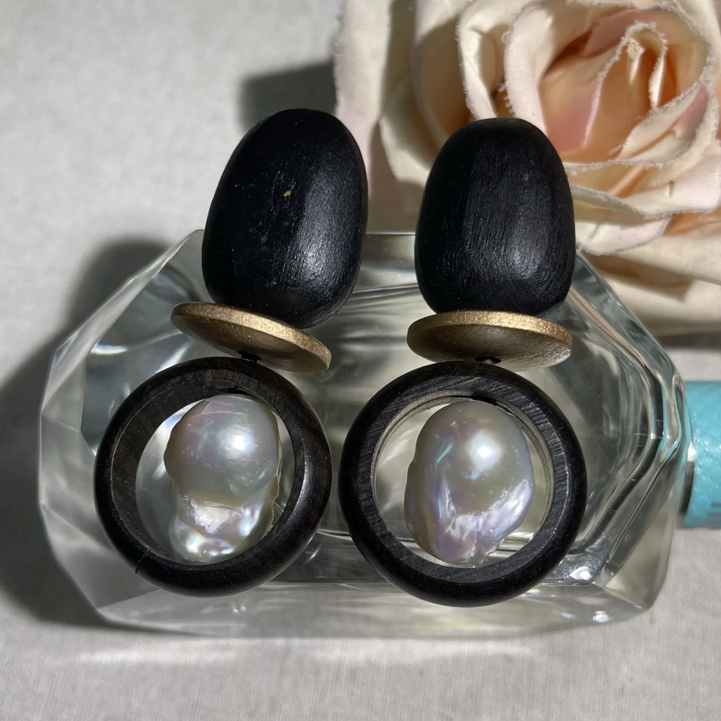 

Модные нишевые серьги в стиле барокко с жемчугом и эбеновым деревом для женщин и девушек, оптовая продажа ювелирных украшений.