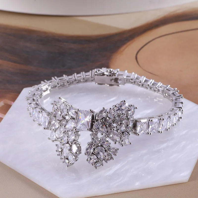 

KS European and American trends are versatile, niche and beautiful, personalized fashion bow shape shines zircon bracelet