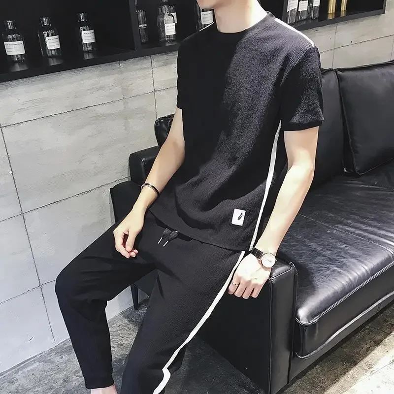 Tute sportive maglietta maschile nera pantaloni Set pantaloni da uomo oversize Set abiti nuovi in due pezzi abbinati stile coreano 2024 Tee