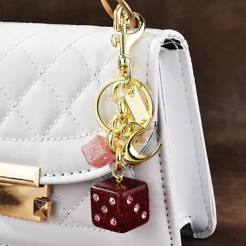 Modischer roter Würfel-Kristallanhänger, Alphabet-Taschen-Dekoration, Schlüsselanhänger, Geschenk für Studentinnen, Damen-Rucksack-Anhänger, Schlüsselanhänger-Geschenk – Detail 5