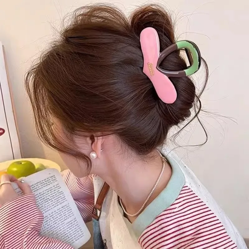 

Простая и милая заколка для волос в девичьем стиле с бабочкой и застежкой-пряжкой.