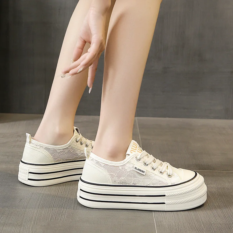 Malha respirável oco sapatos brancos para mulher 2025 novo estilo de verão de sola grossa rendas versátil tênis casuais