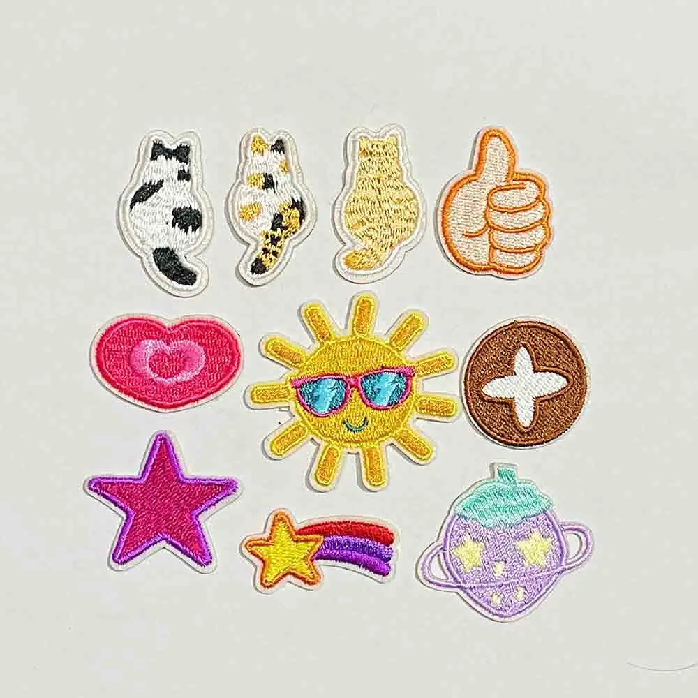 10 Stück Günstige Niedliche Stickerei Cartoon-Muster Aufbügelbare Aufnäher 2-4 CM für Kleidung Taschen DIY Dekoration Selbstklebende Applikation