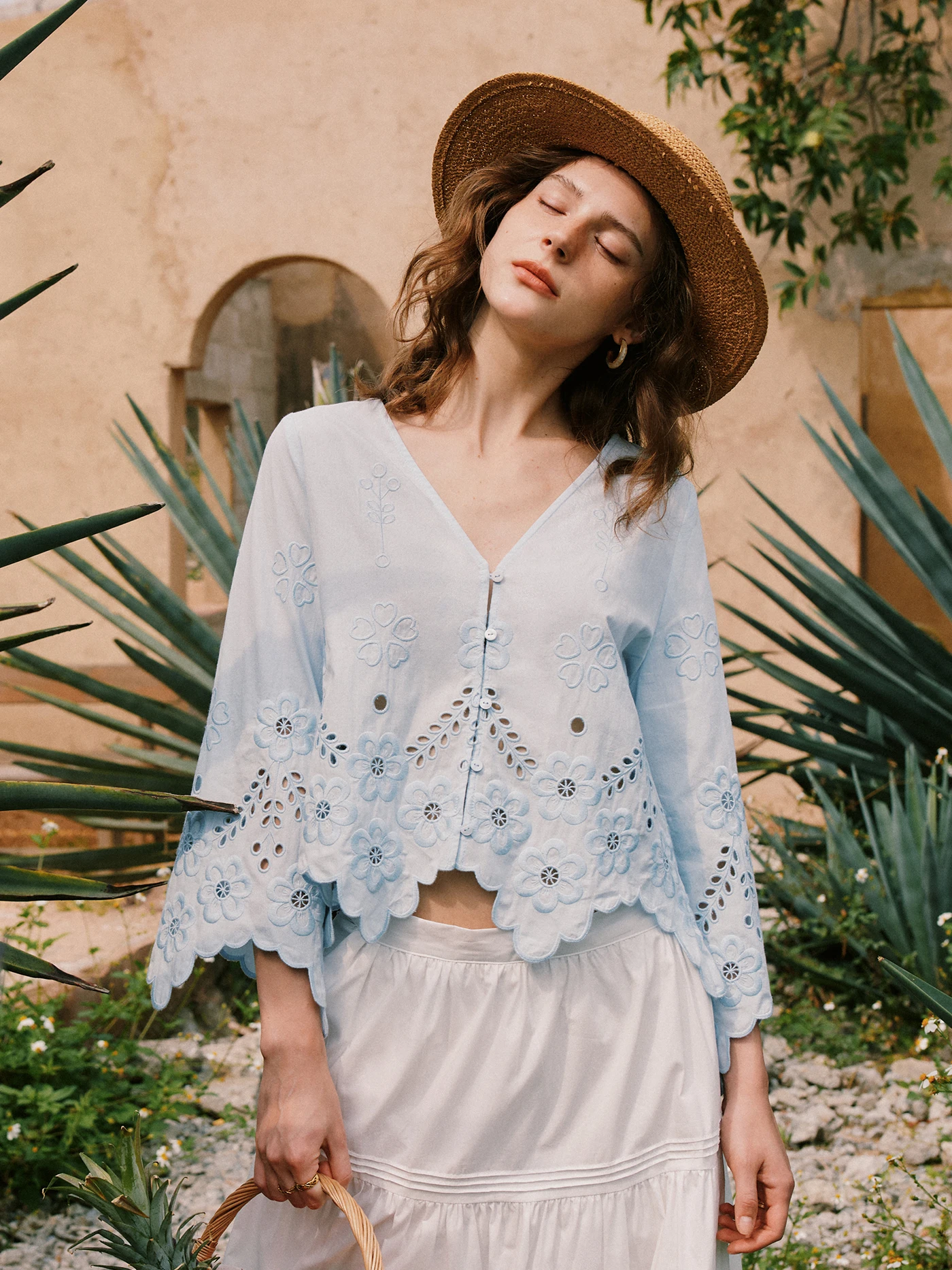 

Элегантная вышитая свободная рубашка с рукавами-колокол и глубоким V-образным вырезом, хлопковая, женская, летняя, повседневный стиль, защита от УФ-излучения