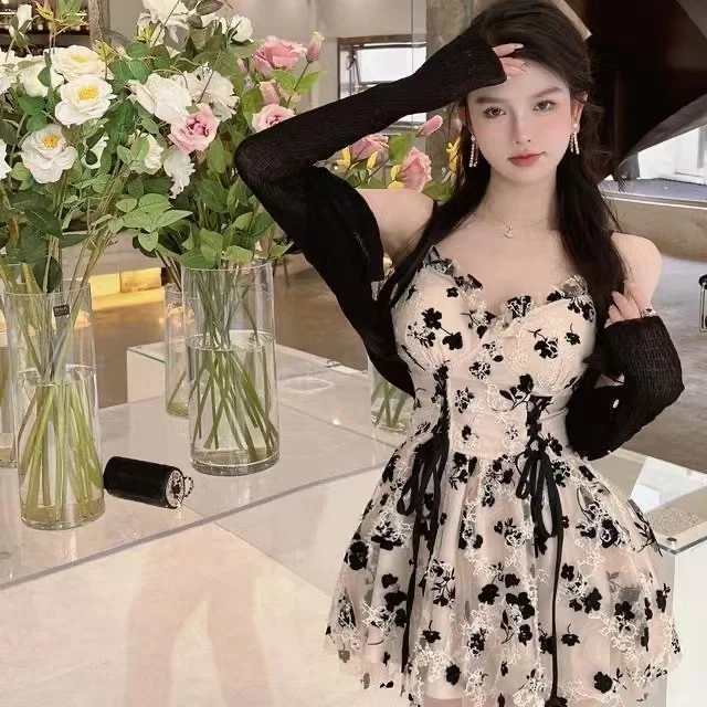 

Летний комплект из тонкого трикотажа с цветочным принтом и поясом для женщин: нежный, элегантный, модный комплект с поясом