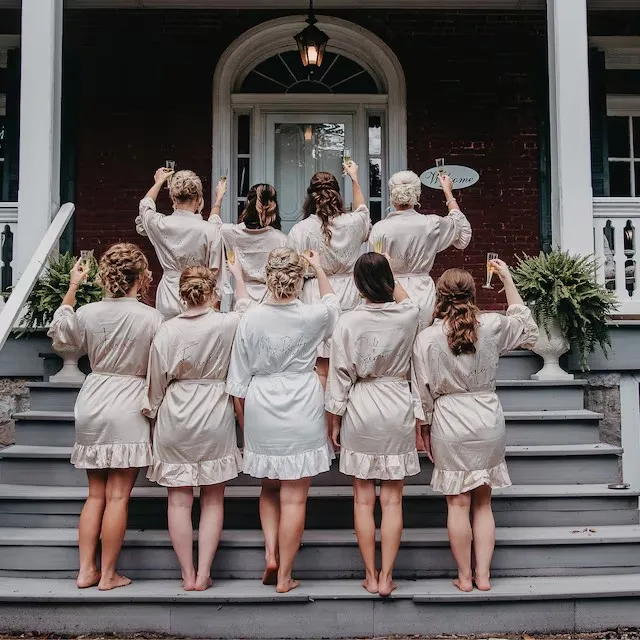 Robes de demoiselle d'honneur personnalisées avec une robe de chambre de douche nuptiale à volants Robe de jour de mariage unique pour la mariée Kimonos à volants personnalisés