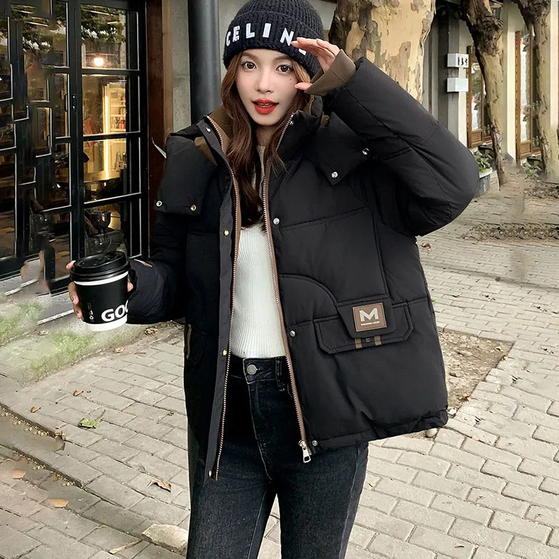 Neue weibliche kurze Baumwolle gefütterte Jacke, Winter dicker warmer Daunen-Baumwollmantel, koreanische lose Parker-Steppjacken mit Kapuze für Damen