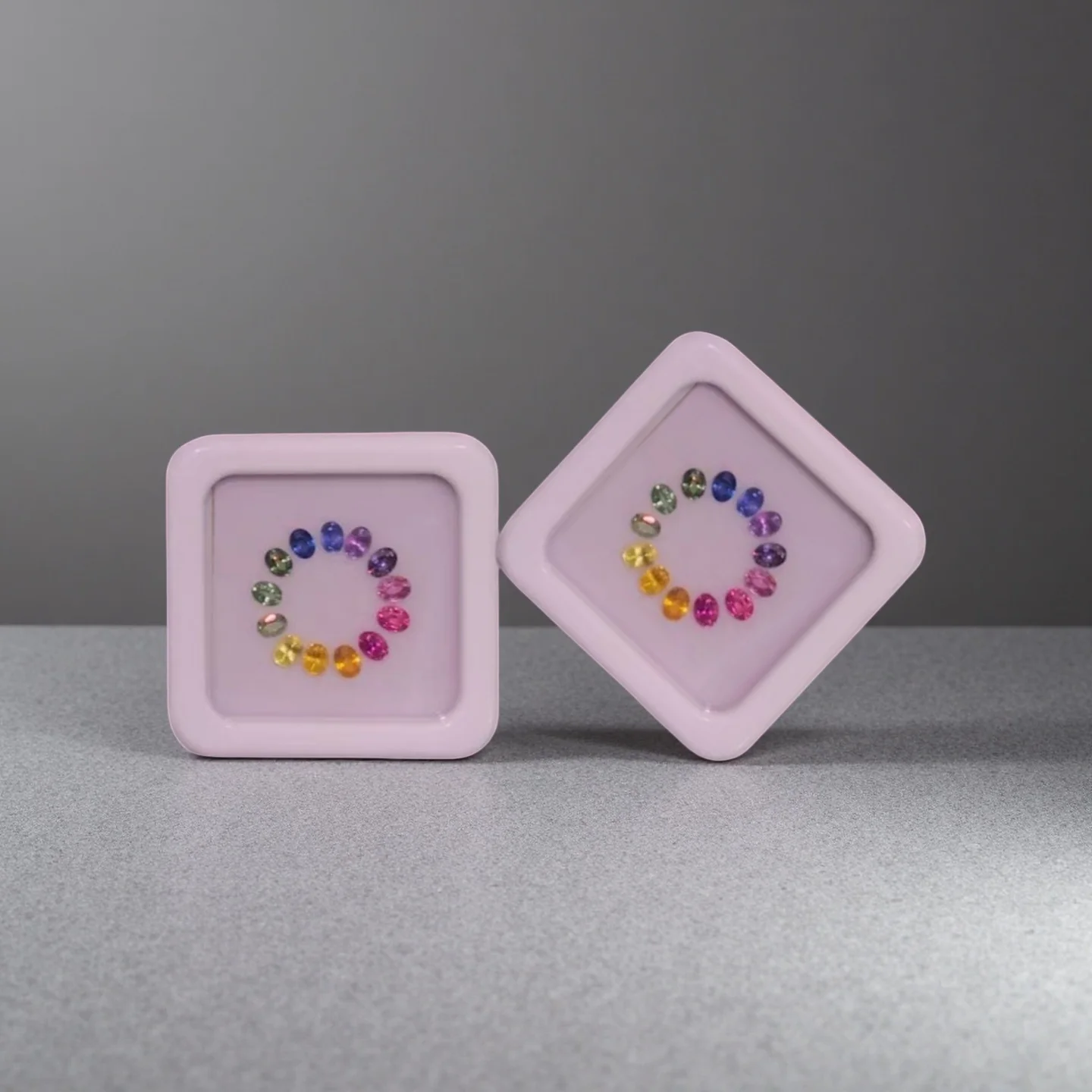 Piedra suelta de zafiro cultivado en laboratorio, de forma ovalada y tamaño pequeño, con degradado de color arcoíris, para diseño de joyería, fabricación y manualidades.