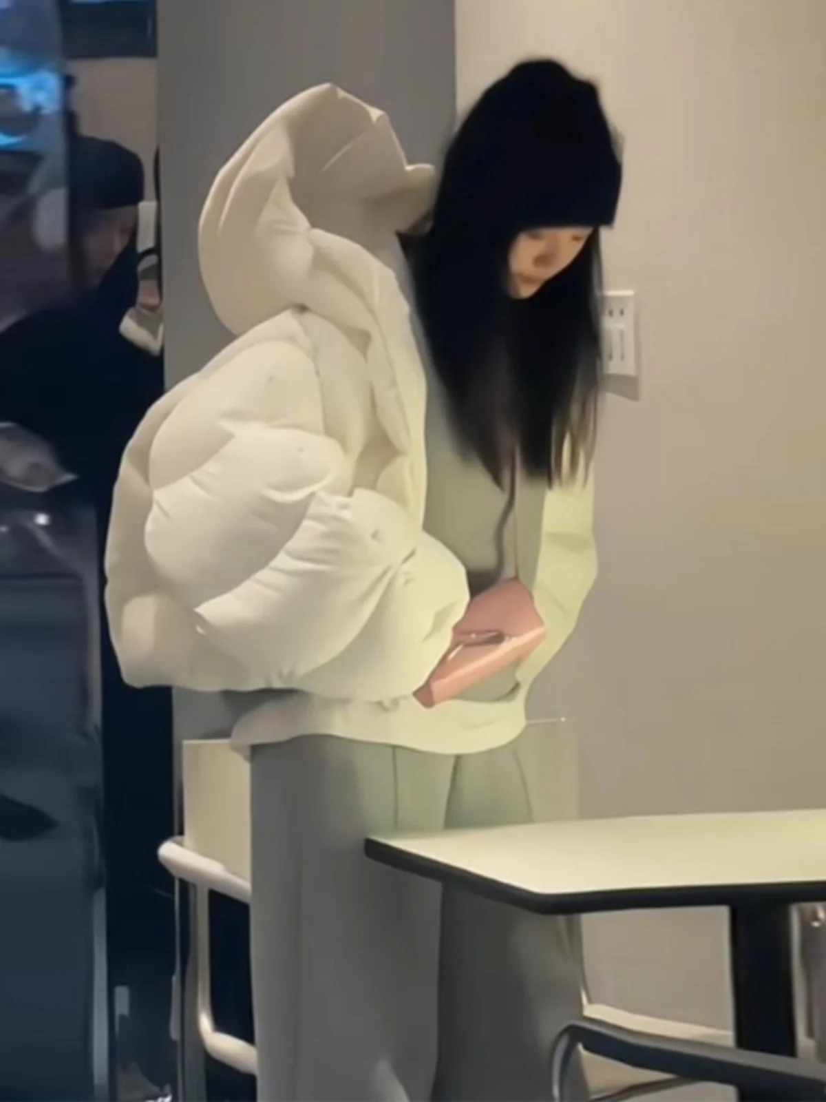 

Белая хлопковая куртка в стиле багет, женская модная зимняя куртка, корейский свободный крой, утепленная, с длинными рукавами, на молнии, короткое пальто