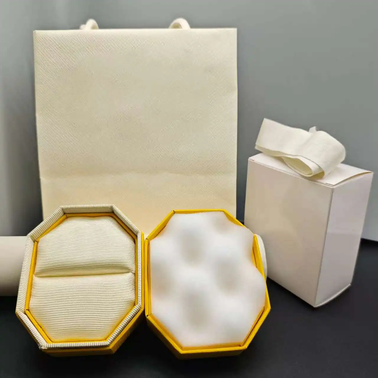 

Классическая желтая упаковочная коробка