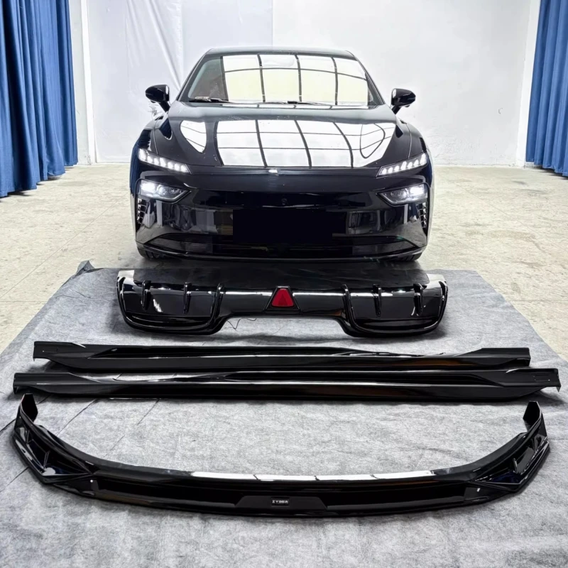 

Передний сплиттер, боковые юбки, задний диффузор для Eπ 007 2024-2026: Модифицированный глянцевый черный обвес с декоративным карбоновым узором