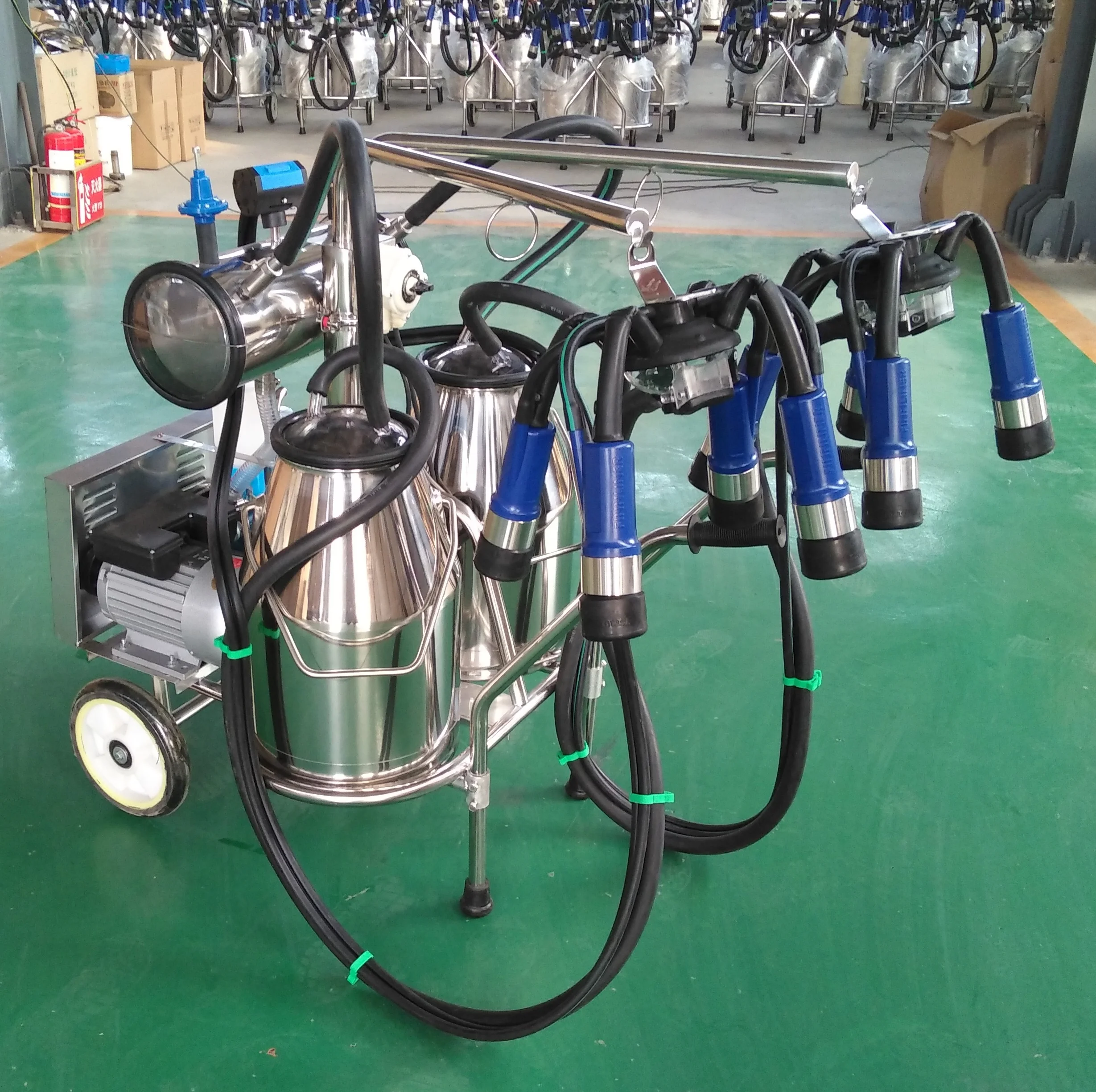 Mobile Milking Machine with Triangular Milk Cluster