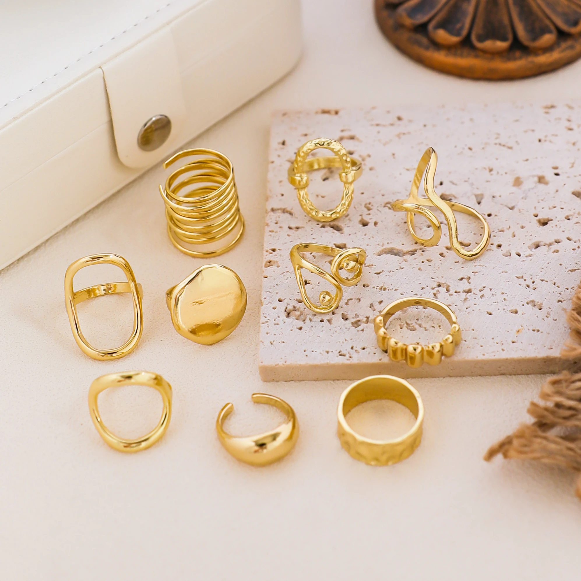 Neues 10-teiliges Set Unregelmäßiger Glatter Ringe für Frauen, Geometrische Übertriebene Goldfarbene Fingerringe, Vintage Mode Party Schmuck – Detail 3
