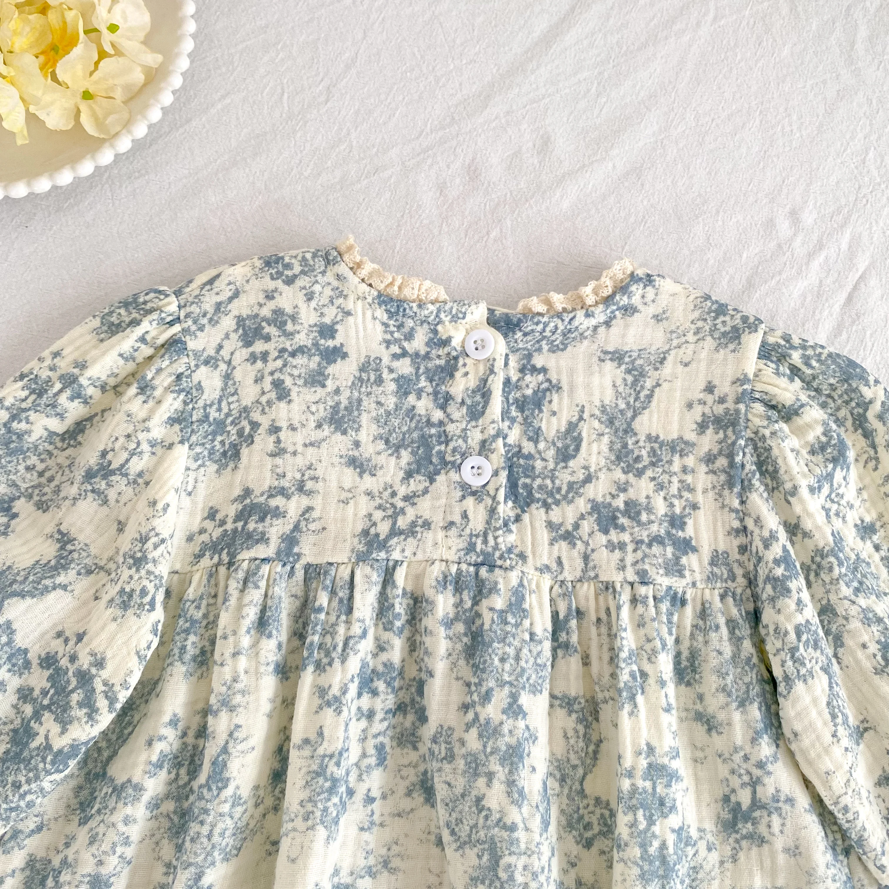 Baby-Strampler mit Blumenmuster, langen Puffärmeln, Spitze, quadratischem Kragen, aus leichtem Stoff, für Neugeborene, Frühling/Herbst, 0-24 Monate. – Detail 8