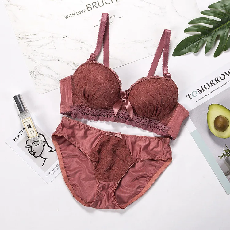 Комплект женского кружевного нижнего белья из бюстгальтера пуш-ап и трусиков