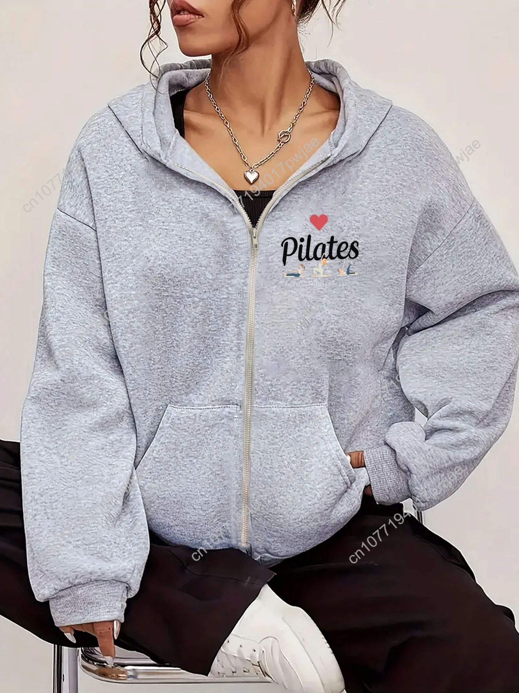 Moletom feminino casual com zíper e estampa de letras de pilates e design de coração, poliéster elástico macio, ajuste relaxado, bolsos frontais Machin
