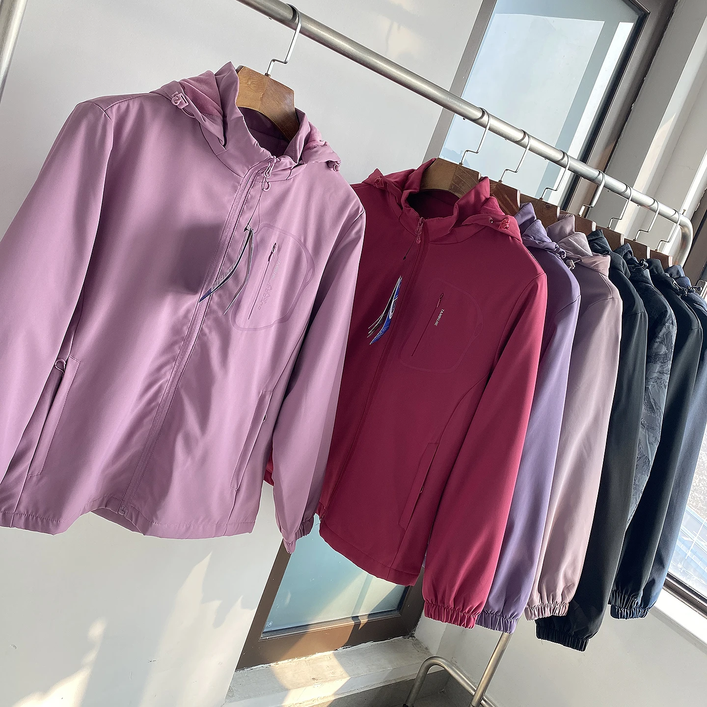 

Утепленная флисом куртка для пар для активного отдыха, осенне-зимняя, ветрозащитная, теплая, с капюшоном, мужская и женская, приталенного кроя, из полиэфирного волокна