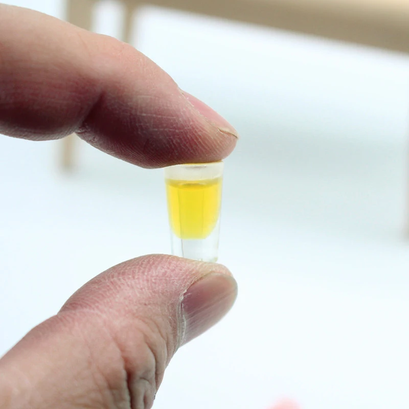 Accessori per Modellini di Scene di Gioco: Set di 7 Bottiglie Miniatura di Succo; Decorazioni per Casa delle Bambole con Tazze Colorate per Bevande alla Frutta in Miniatura