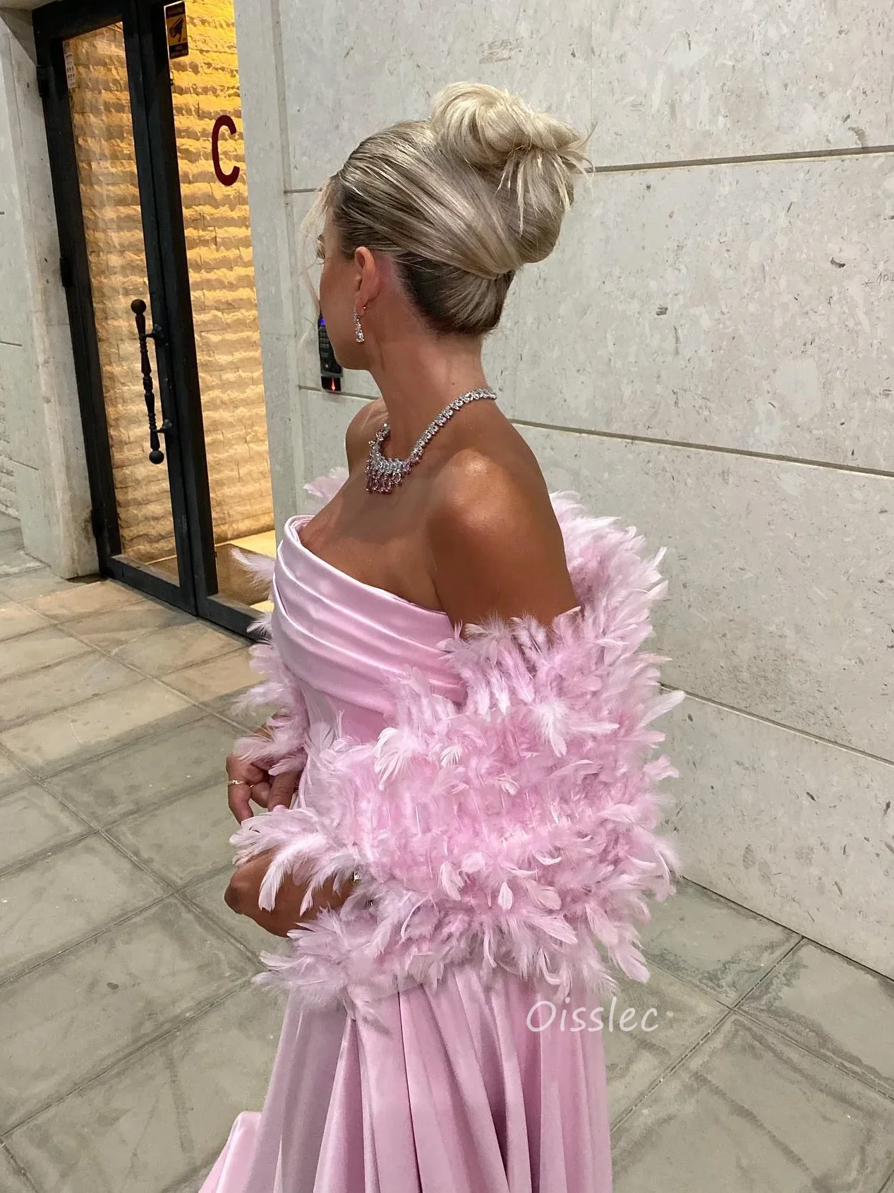 Oisslec Feathers Evening Dresses Pink Satin Formal Occasion Prom Gown Women Strapless Wedding Party Dress With Shawl 2024