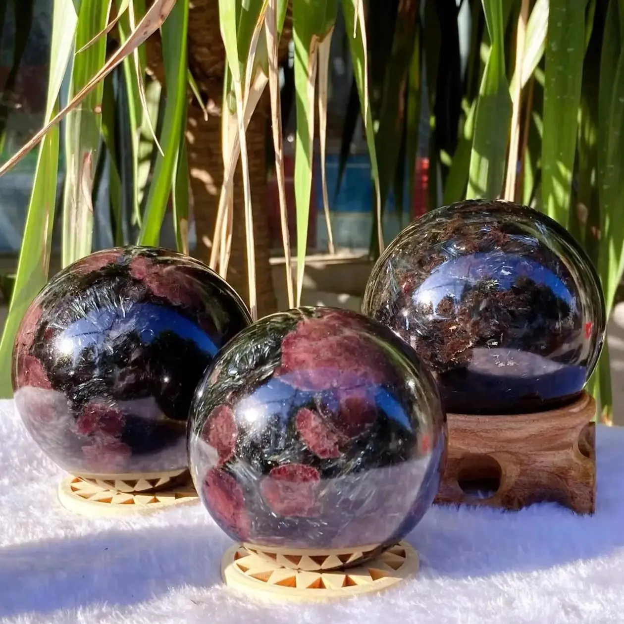 Hermosa Bola de Cristal de Granate con Efecto Starlight para Meditación, Sanación y Decoración del Hogar, Ideal para Regalo