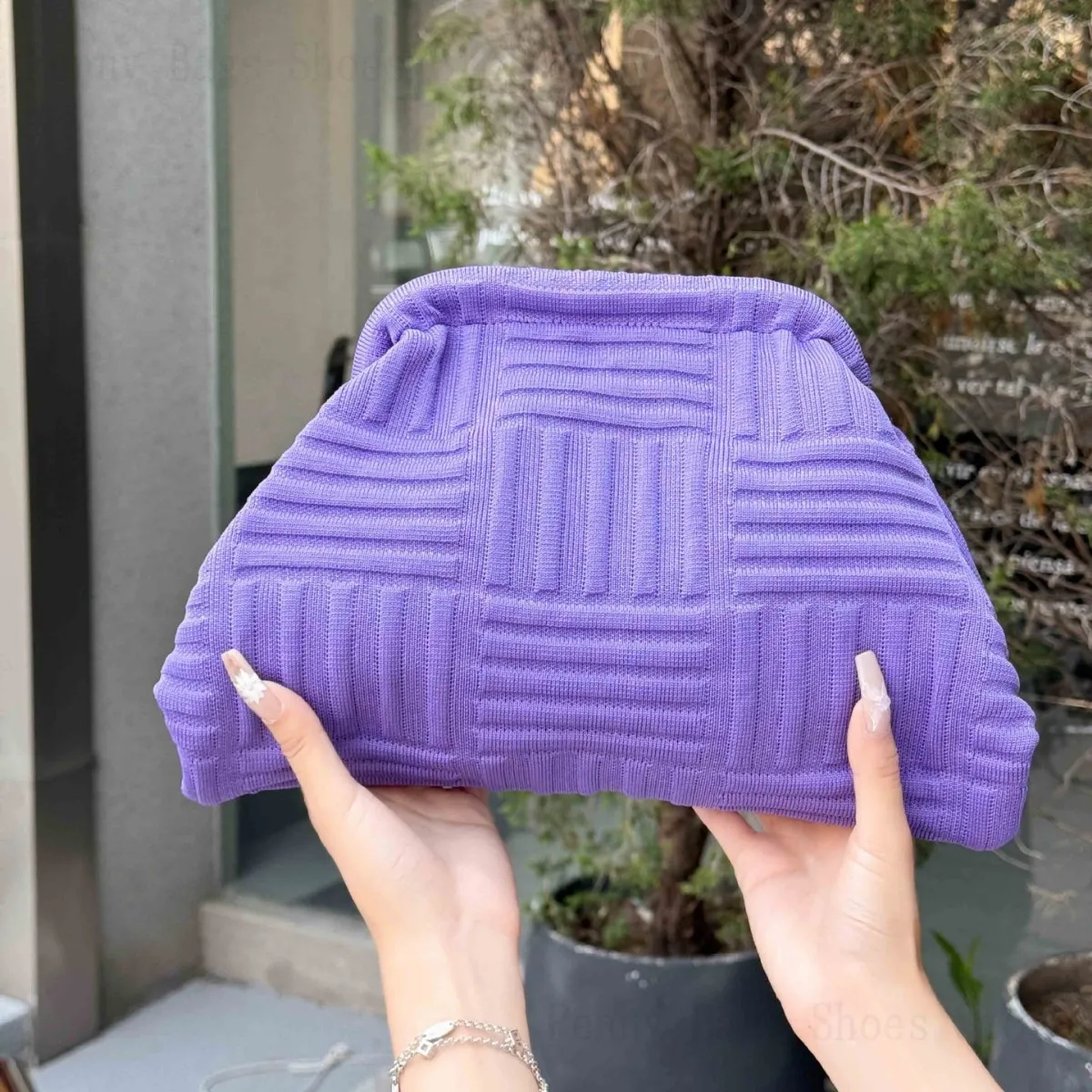 

2025 Новая вязаная косметичка, корейская большая вместительная повседневная универсальная сумка с зажимом контрастного цвета