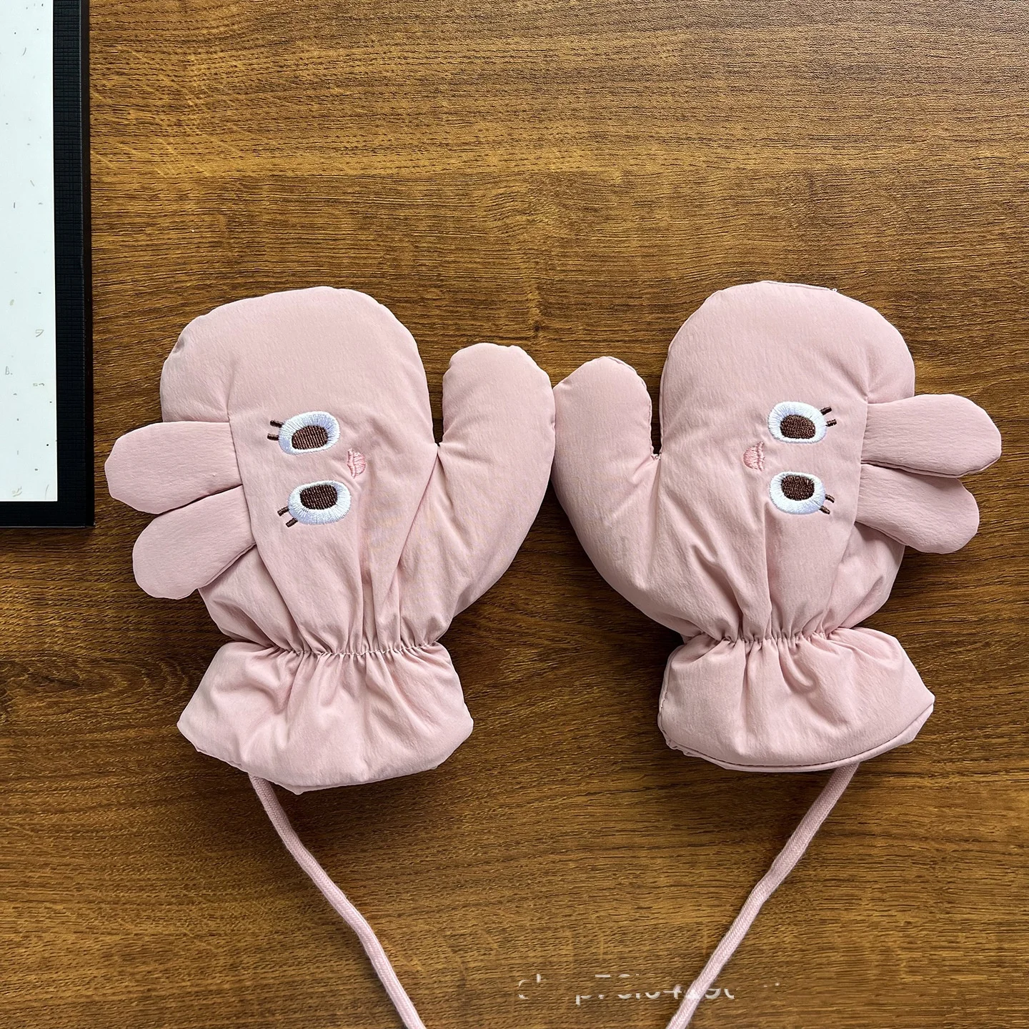 قفازات شتوية للأطفال دافئة بتصميم كرتوني لطيف للبطل الخارق قفازات صوف مضادة للانزلاق للأولاد الصغار في المدرسة في الهواء الطلق