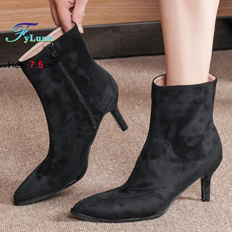 

2025 Осенне-зимние черные замшевые женские ботильоны с острым носком, рыцарские ботинки на тонком высоком каблуке 7,5 см, короткие ботинки с боковой молнией, размер 44