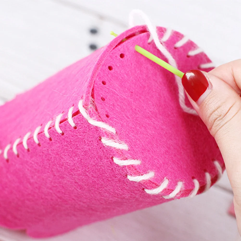 4-delige cartoon viltstifthouder DIY naai-set voor kinderen, inclusief niet-geweven stofstukken en garen, leeractiviteit