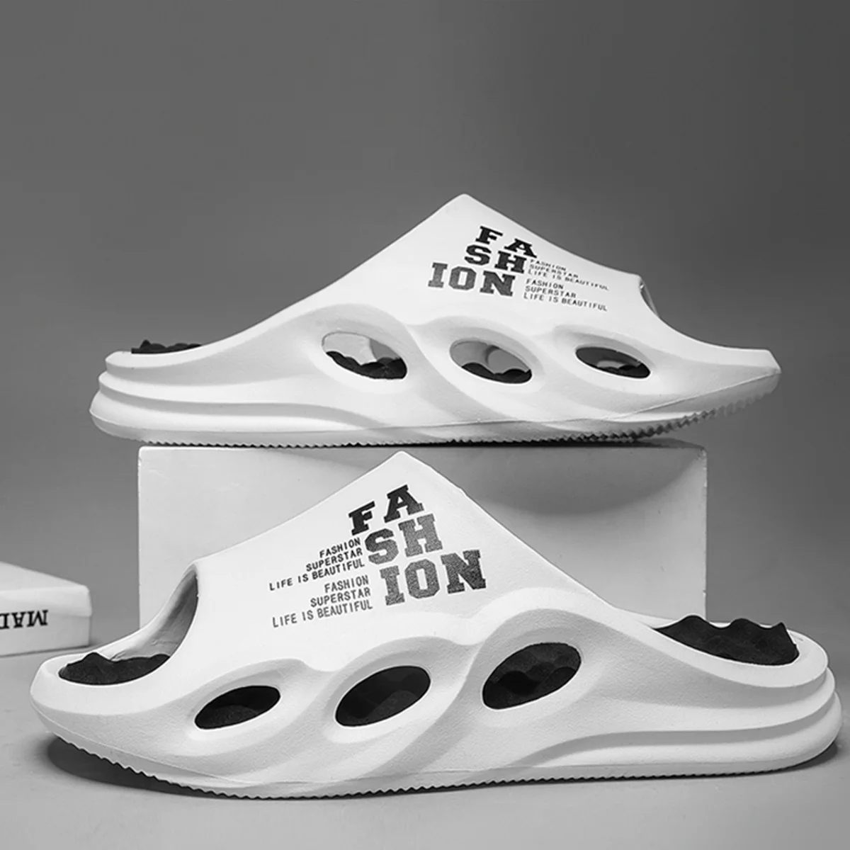 

Men's Fashionable Massage Slippers Indoor/Outdoor Sandals Beach Thick Sole Slippers Men Summer Non-Slip Shower