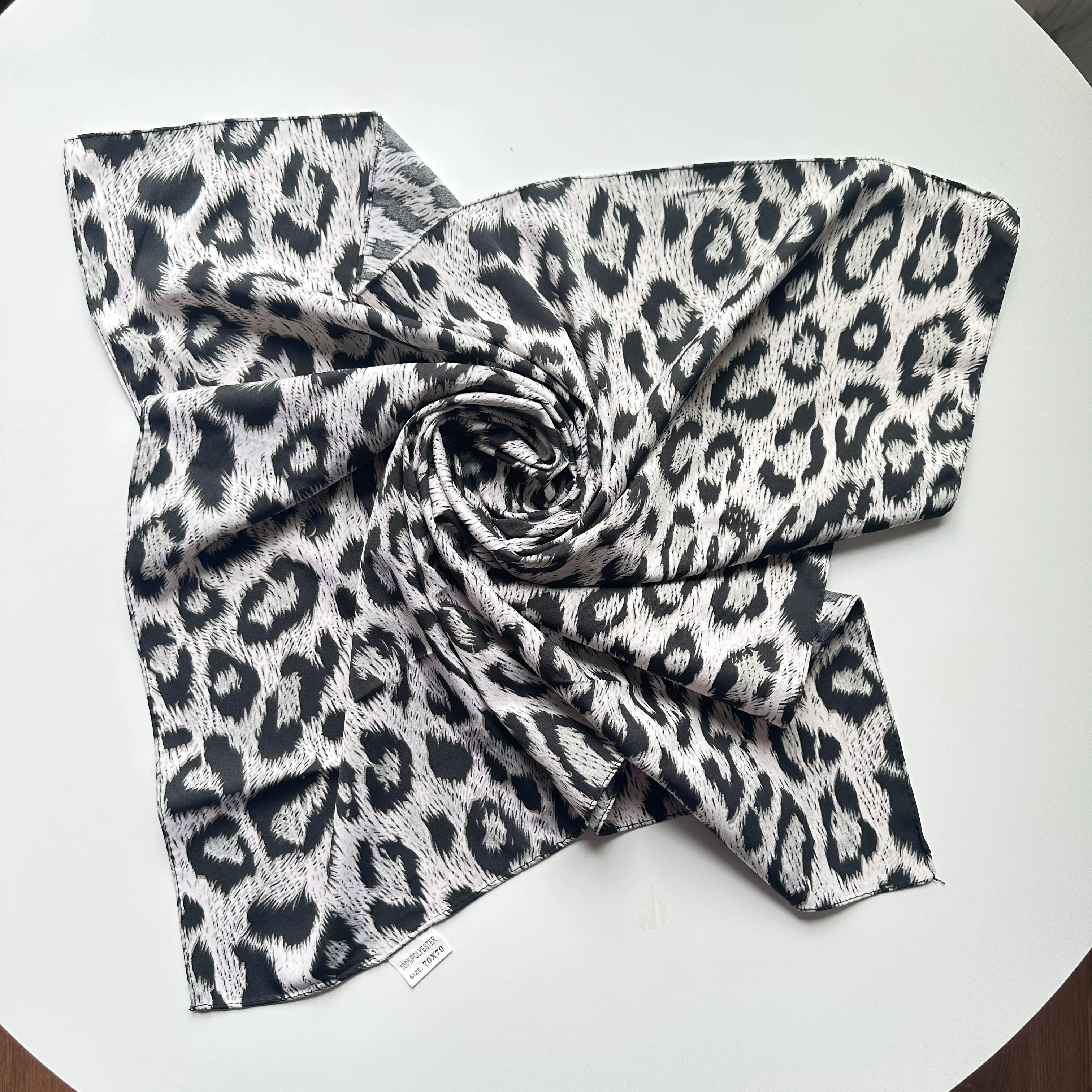 1Pc Spring/Summer/Autumn New Style Printed Leopard Print 70cm Small Silk Scarf, Comfortable and Skin-Friendly Bohemian Small Square Scarf, Headscarf, Versatile European and American Style Neck Scarf, Hairband