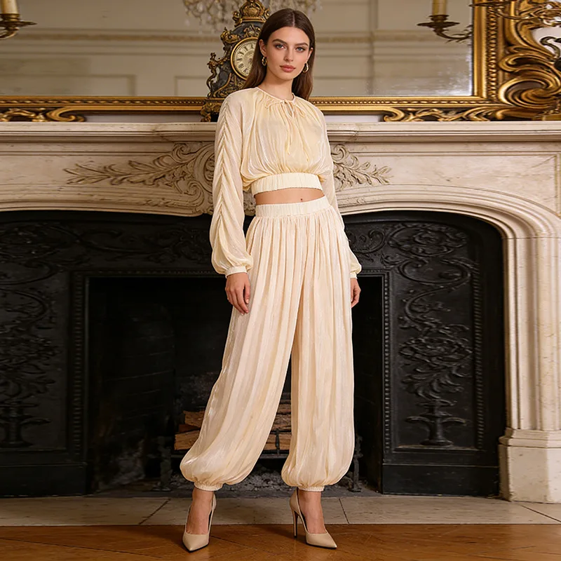 

Новый женский модный комплект Весна 2026: топ с пышными рукавами и брюки-фонарики с высокой талией