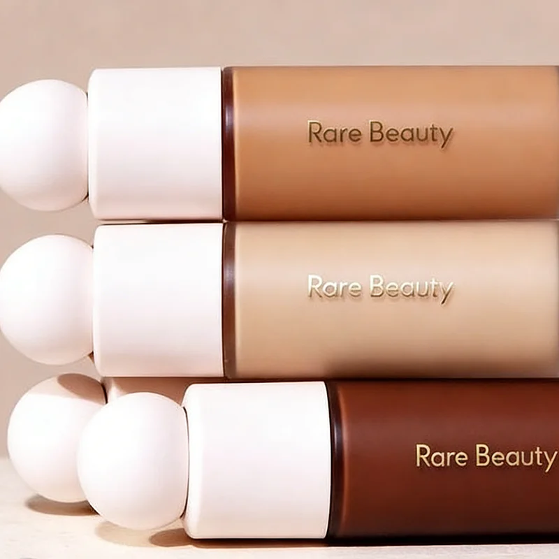 Base de Maquillaje Líquida Rare Beauty, Cobertura Ligera y Natural, Cubre Imperfecciones, Ojeras, Pecas, Acné, Hidratante