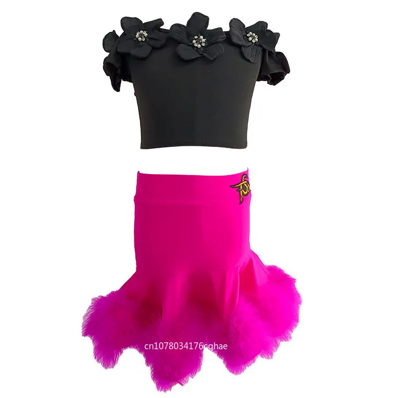 Traje de Baile Latino para Niñas, Top Corto Floral con Hombros Descubiertos, Falda con Volantes y Adorno de Peluche Fucsia, Disfraz para Práctica de Salsa, Tango y Baile de Salón