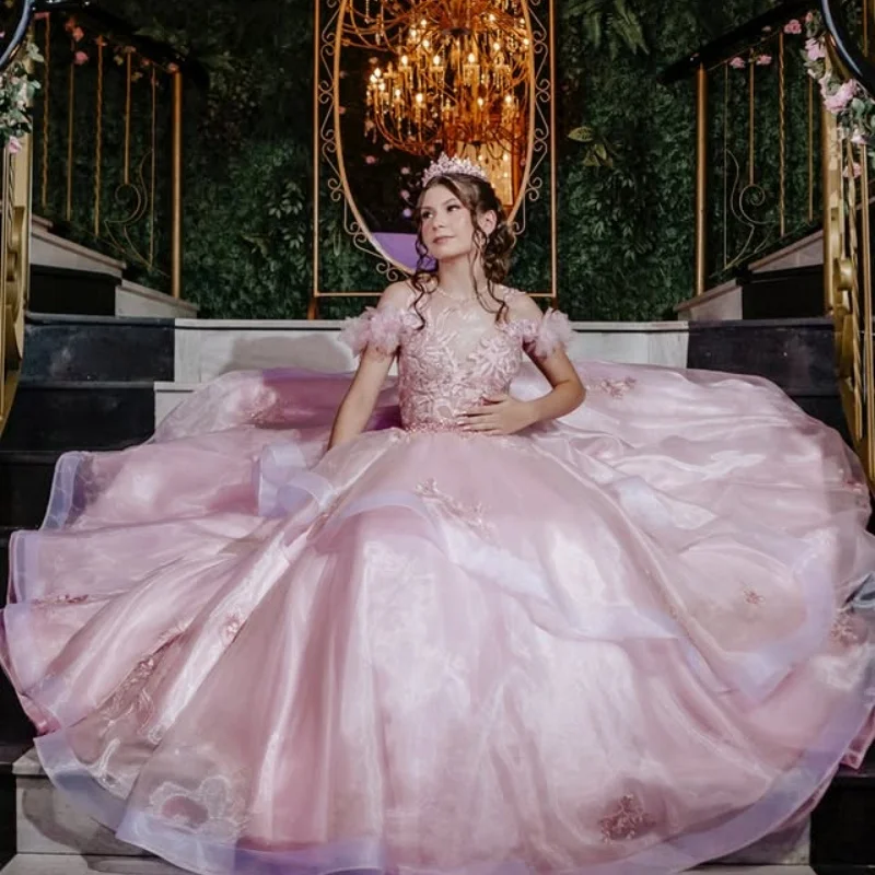 فساتين Quinceanera الوردية المخصصة قبالة الكتف الترتر كريستال زين ذيل طويل فيستدو 15 Quinceanera