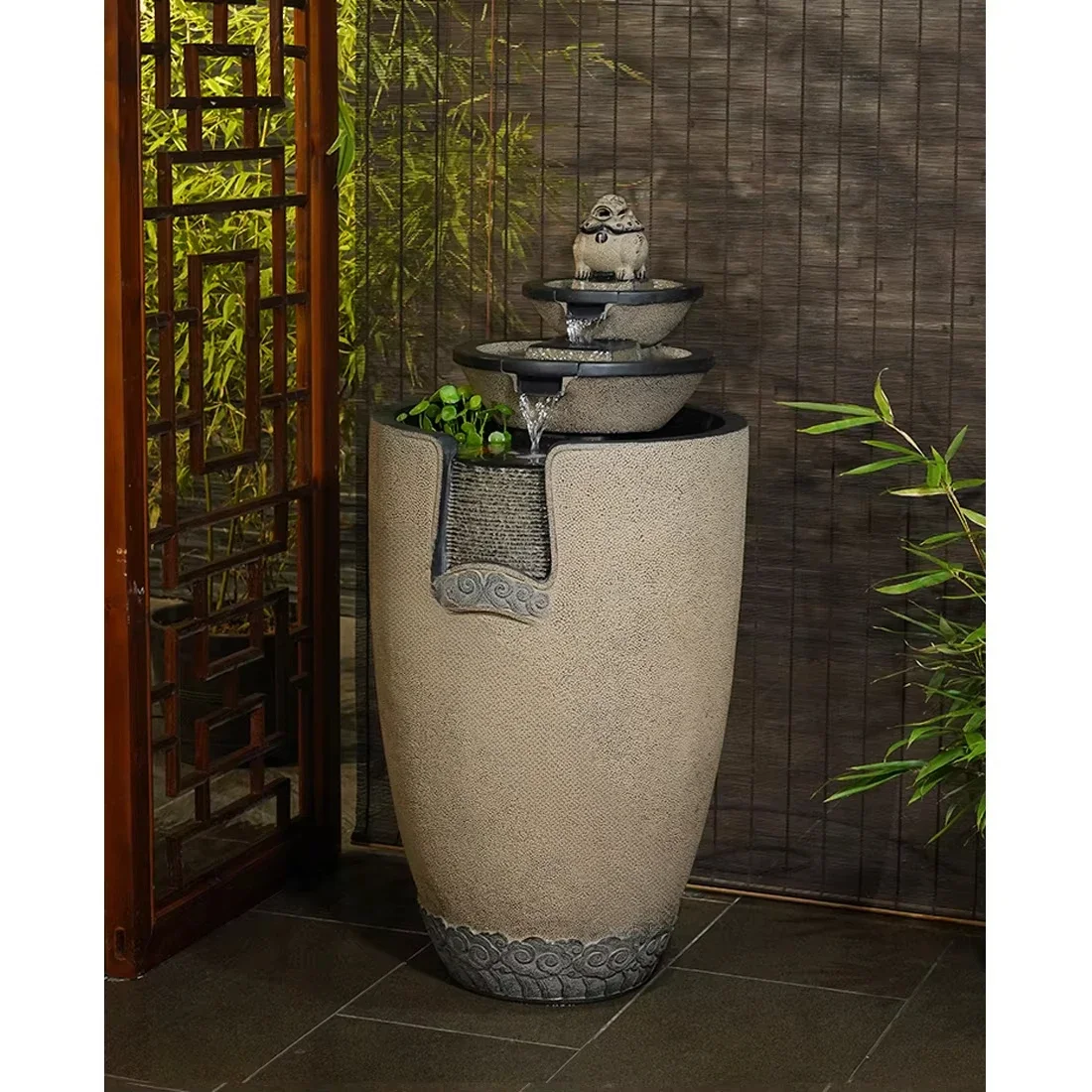 

Декоративные элементы в китайском стиле с имитацией текущей воды для тумбы под телевизор, расположенной рядом с напольным фонтаном с циркулирующей водой, создающим панорамный вид от пола до потолка.